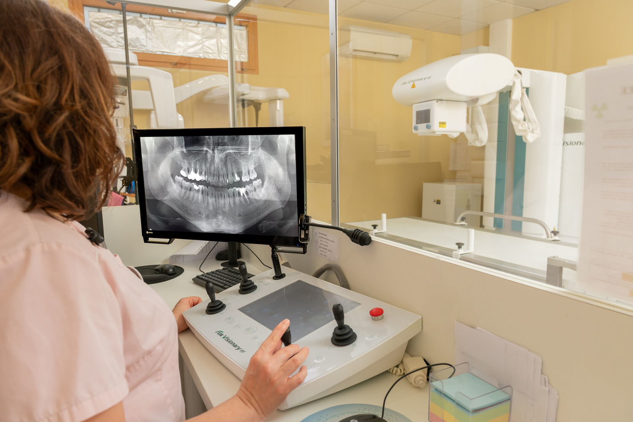 Manipulatrice radio prenant une image de panoramique dentaire