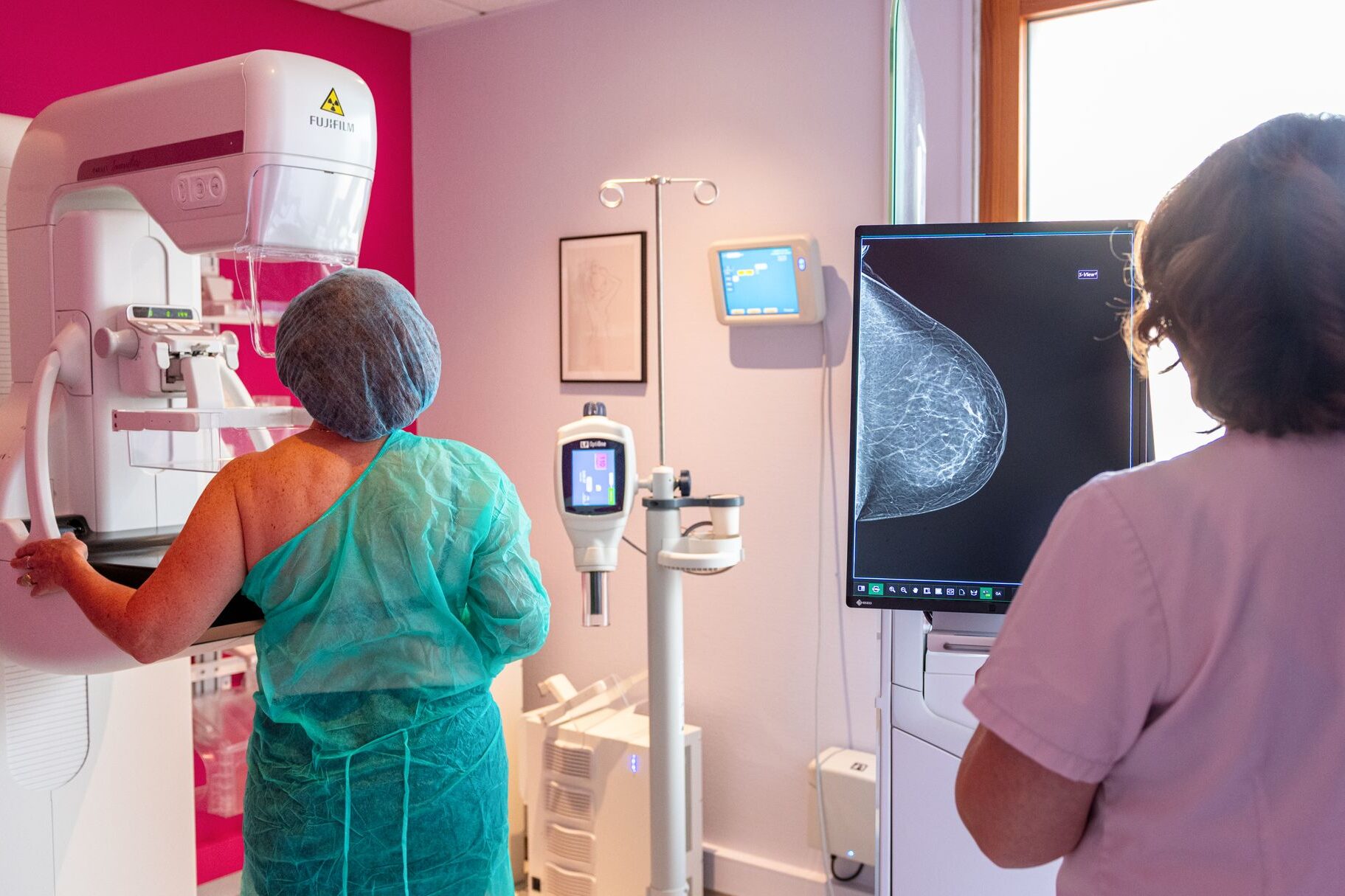 Patiente passant un examen de mammographie
