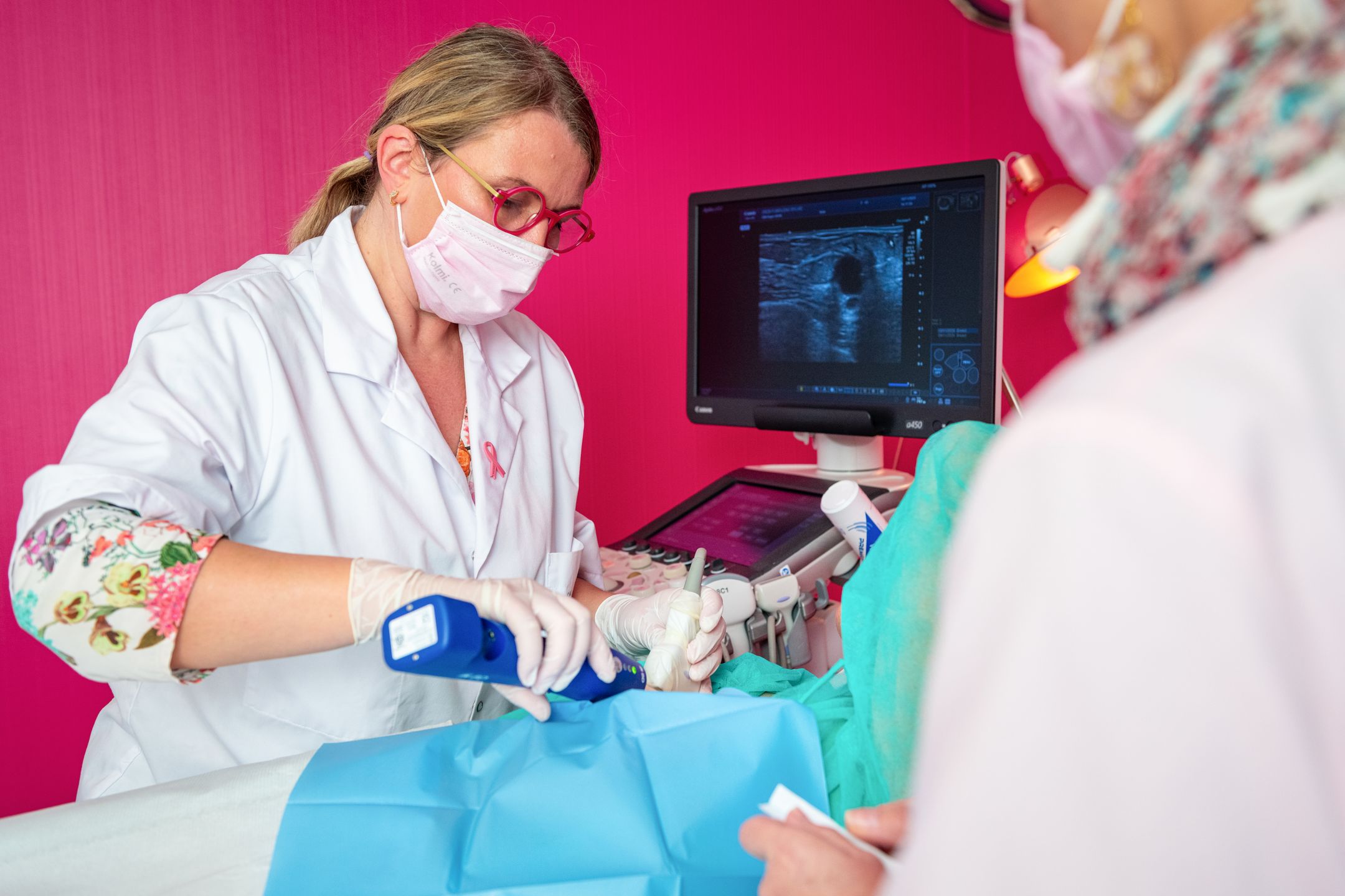 Radiologue pratiquant une procédure de macrobiopsie mammaire échoguidée