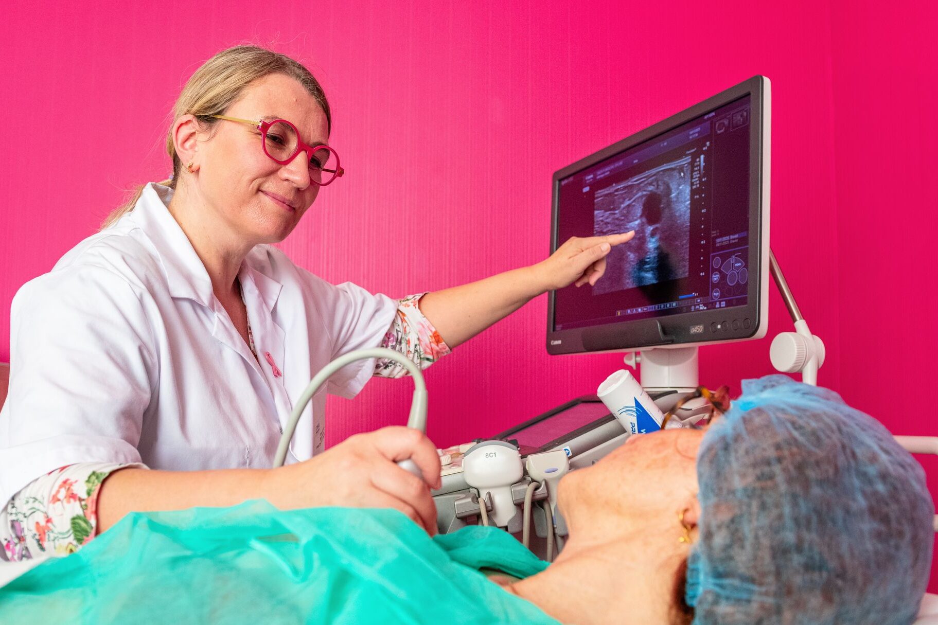 Radiologue pratiquant une échographie mammaire