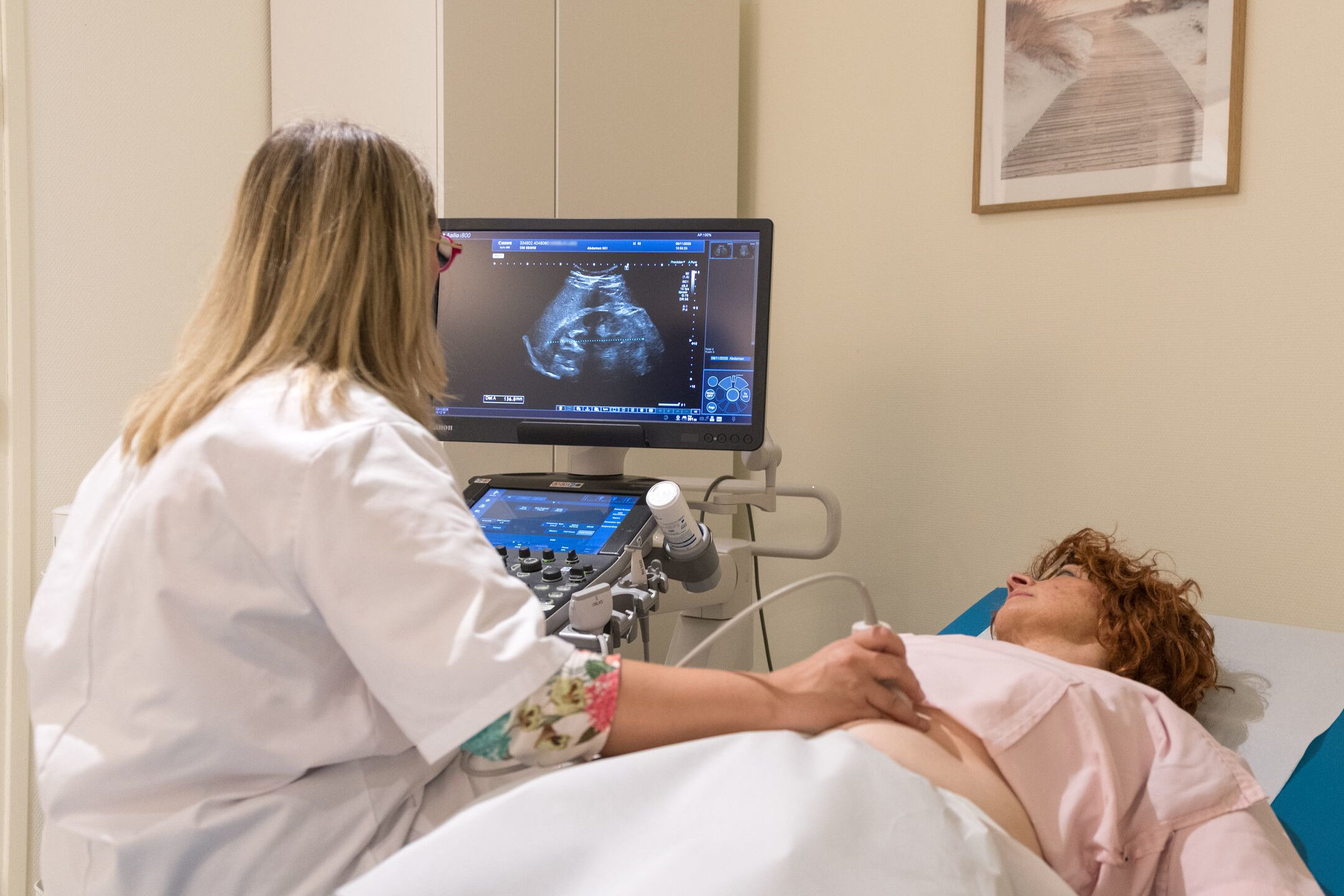 Radiologie pratiquant une échographie