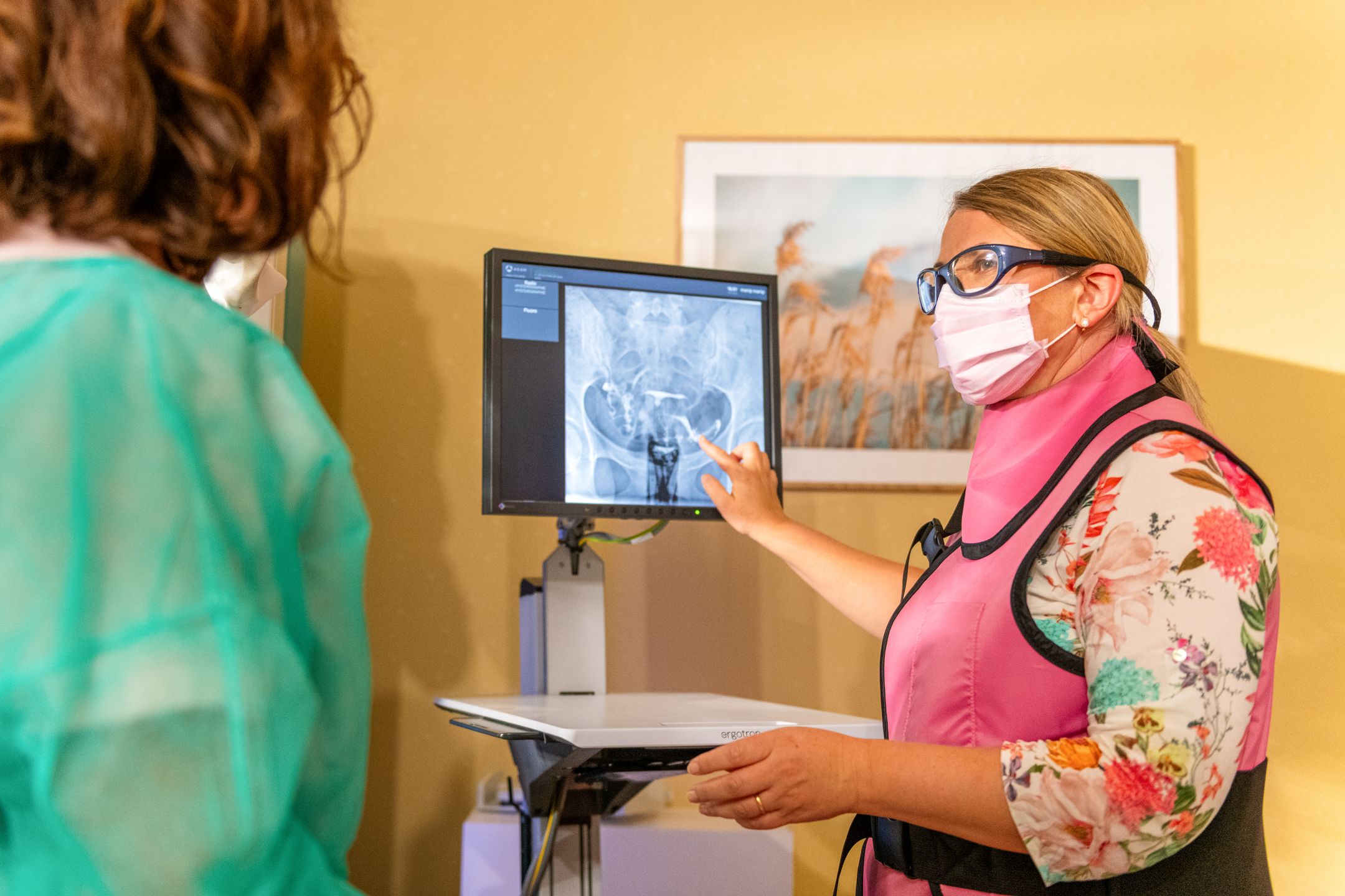 Radiologue montrant le résultat d'un examen d'hystérosalpingographie